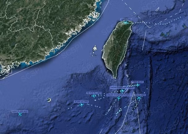 Hình ảnh do Chương trình Nhận thức Tình hình Chiến lược Biển Đông (SCSPI) của Bắc Kinh công bố cho thấy 7 máy bay quân sự Mỹ hoạt động gần Đài Loan trước khi chiếc chuyên cơ C-37A tới Đài Bắc (Ảnh: Dongfang). Hình ảnh do Chương trình Nhận thức Tình hình Chiến lược Biển Đông (SCSPI) của Bắc Kinh công bố cho thấy 7 máy bay quân sự Mỹ hoạt động gần Đài Loan trước khi chiếc chuyên cơ C-37A tới Đài Bắc (Ảnh: Dongfang).