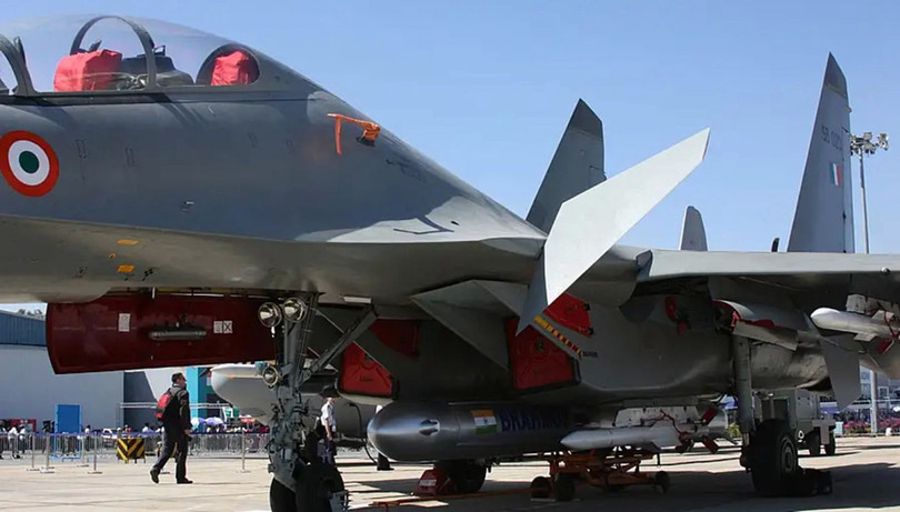 Máy bay tiêm kích SU-30MKI mang tên lửa siêu thanh BrahMos (Ảnh: Dwnews). Máy bay tiêm kích SU-30MKI mang tên lửa siêu thanh BrahMos (Ảnh: Dwnews).