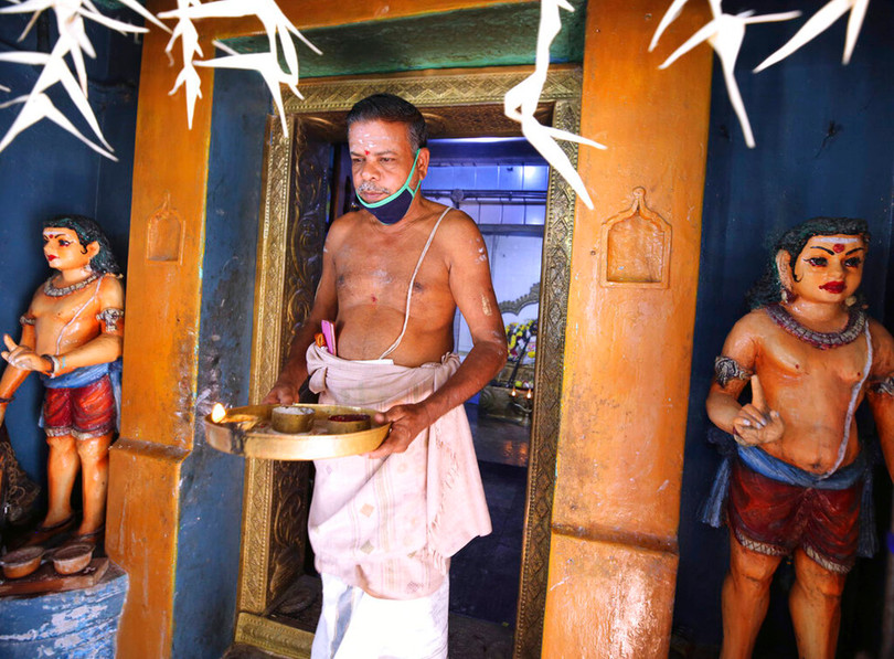 Những người dân làng quê ngoại bà Kamala Harris hành lễ cầu nguyện cho bà (Ảnh: AP).