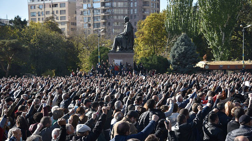 Dân chúng Armenia biểu tình đòi Thủ tướng Pashinyan từ chức (Ảnh: Getty).