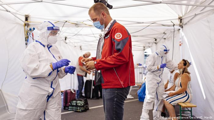 Dịch COVID-19 đang bùng phát trở lại ở Đức và các nước châu Âu (Ảnh: Deutsche Welle). Dịch COVID-19 đang bùng phát trở lại ở Đức và các nước châu Âu (Ảnh: Deutsche Welle).