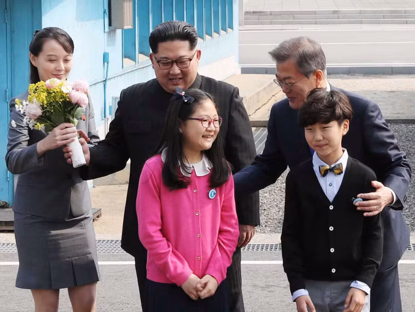 Bà Kim Yo-jong và anh trai nhận hoa của các thiếu nhi Hàn Quốc tặng tại Panmunjom ngày 27/4/2018 (Ảnh: Reuters).