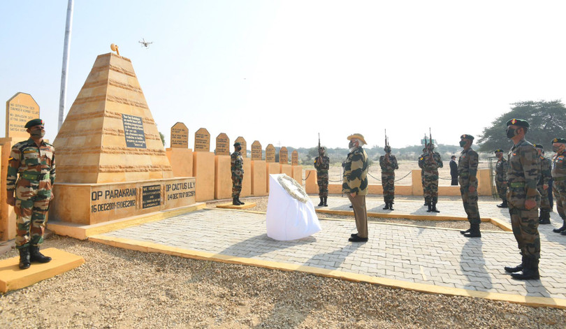 Ông Modi đặt vòng hoa viếng binh sĩ tử trận tại Đài kỉ niệm chiến tranh (Ảnh: Twitter) Ông Modi đặt vòng hoa viếng binh sĩ tử trận tại Đài kỉ niệm chiến tranh (Ảnh: Twitter)