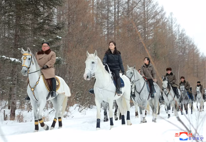 Bà Hyon Song-wol tháp tùng vợ chồng nhà lãnh đạo Kim Jong-un lên núi thiêng Paktusan (Ảnh: KCNA).