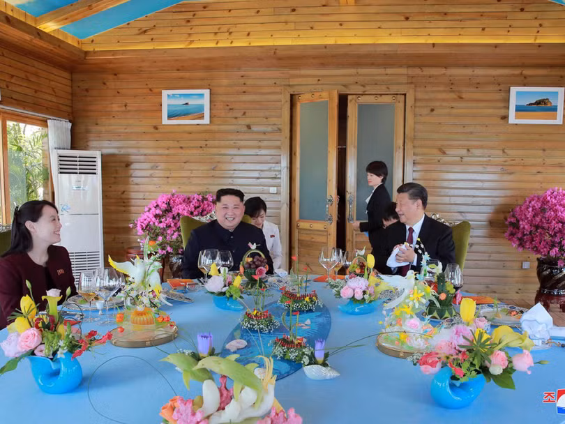 Bà Kim Yo-jong cùng anh trai Kim Jong-un gặp ông Tập Cận Bình tại Đại Liên ngày 9/5/2018 tại Đại Liên (Ảnh: Reuters).