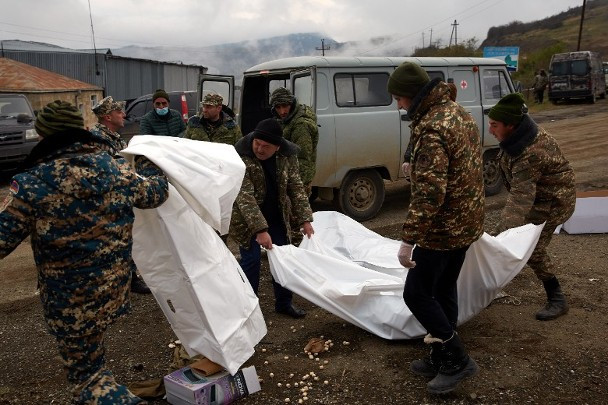 Binh sĩ Armenia thu dọn thi thể của đồng đội bị tử trận (Ảnh: Getty). Binh sĩ Armenia thu dọn thi thể của đồng đội bị tử trận (Ảnh: Getty).