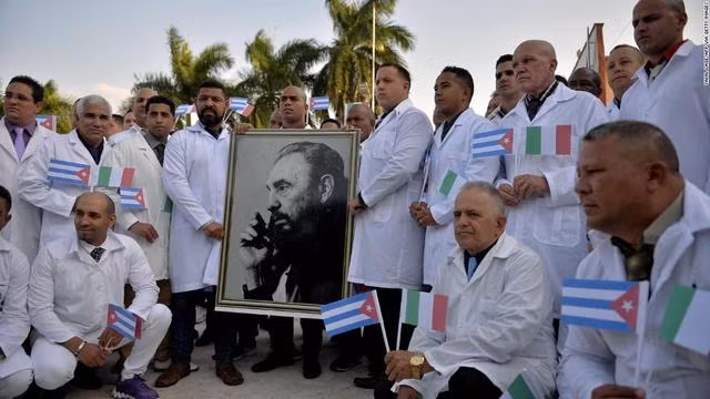 Các thày thuốc Cuba và Italy sát cánh cùng nhau đẩy lui COVID-19 hồi mùa xuân 2020 (Ảnh: Sohu).