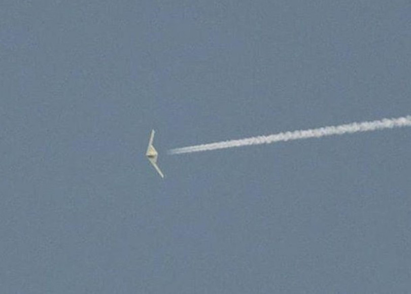 Hình ảnh được cho là chiếc UAV RQ-180 bị một người chụp được đưa lên mạng xã hội và tạp chí Aviation Weekly đăng lại (Ảnh: Dongfang).