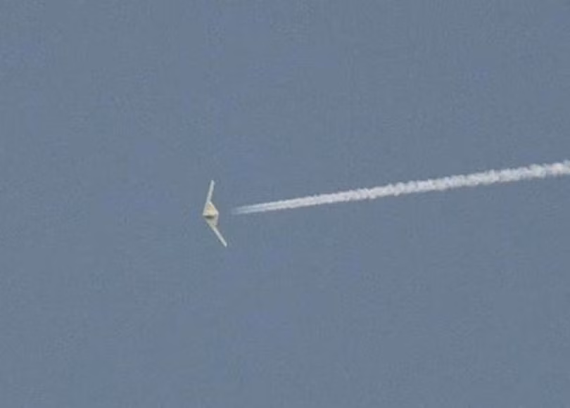 Hình ảnh được cho là chiếc UAV RQ-180 bị một người chụp được đưa lên mạng xã hội và tạp chí Aviation Weekly đăng lại (Ảnh: Dongfang).