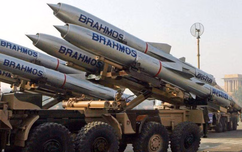 Truyền thông Ấn Độ đưa tin tên lửa siêu thanh BrahMos phiên bản đất đối đất đã được triển khai ở khu vực biên giới Ladakh tranh chấp với Trung Quốc (Ảnh: Dwnews).