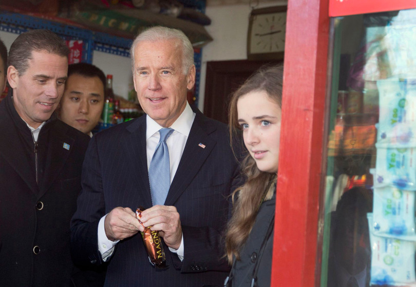 Ông Joe Biden và con trai Hunter Biden cùng cháu gái đi mua đồ trong chuyến thăm Bắc Kinh tháng 12/2013 (Ảnh: Tân Hoa xã). Ông Joe Biden và con trai Hunter Biden cùng cháu gái đi mua đồ trong chuyến thăm Bắc Kinh tháng 12/2013 (Ảnh: Tân Hoa xã).