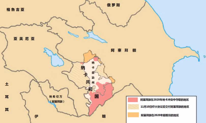 Cục diện Nagorno-Karabakh hiện nay: màu đỏ là khu vực Azerbaijan chiếm từ tháng 9 đến nay; sọc vàng nhạt: sẽ bàn giao cho Azerbaijan sau khi ký hiệp định ngừng bắn 10/11; vàng sẫm: khu vực Azerbaijan kiểm soát trước năm 2020; khu vực màu trắng: Châu tự trị Nagorno-Karabakh nơi lực lượng gìn giữ hòa bình Nga vào đóng quân (Ảnh: Dwnews). Cục diện Nagorno-Karabakh hiện nay: màu đỏ là khu vực Azerbaijan chiếm từ tháng 9 đến nay; sọc vàng nhạt: sẽ bàn giao cho Azerbaijan sau khi ký hiệp định ngừng bắn 10/11; vàng sẫm: khu vực Azerbaijan kiểm soát trước năm 2020; khu vực màu trắng: Châu tự trị Nagorno-Karabakh nơi lực lượng gìn giữ hòa bình Nga vào đóng quân (Ảnh: Dwnews).