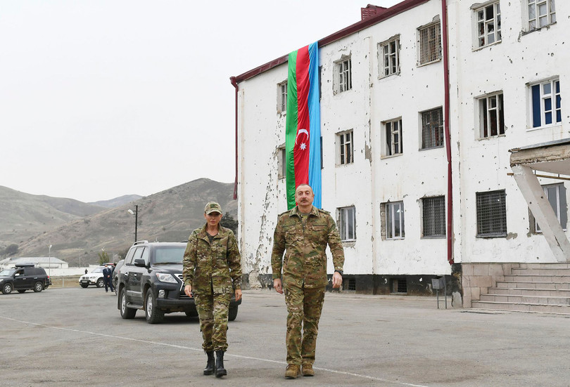 Vợ chồng Tổng thống Azerbaijan Aliyev mặc quân phục tới Nagorno-Karabakh làm lễ treo cờ mừng chiến thắng (Ảnh: AP).