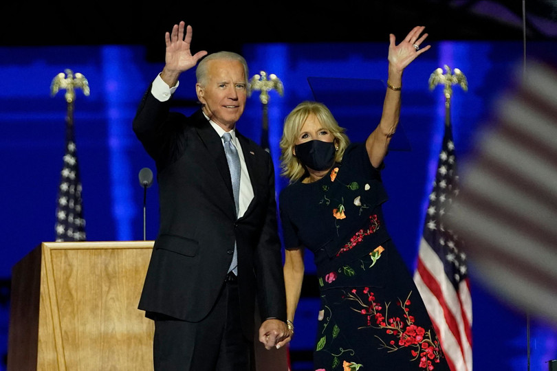 Ông Joe Biden và phu nhân vẫy chào người ủng hộ sau khi tuyên bố thắng cử tại quê nhà Delawe hôm 7/11 (Ảnh: AP).