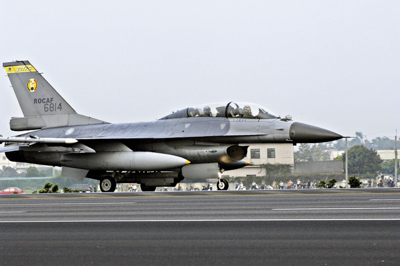 Trong số các vũ khí thiết bị Mỹ bán cho Đài Loan có thùng cảm ứng treo bên ngoài máy bay chiến đấu F-16 có thể truyền hình ảnh và dữ liệu từ máy bay đến trạm mặt đất trong thời gian thực (Ảnh: Dwnews). Trong số các vũ khí thiết bị Mỹ bán cho Đài Loan có thùng cảm ứng treo bên ngoài máy bay chiến đấu F-16 có thể truyền hình ảnh và dữ liệu từ máy bay đến trạm mặt đất trong thời gian thực (Ảnh: Dwnews).