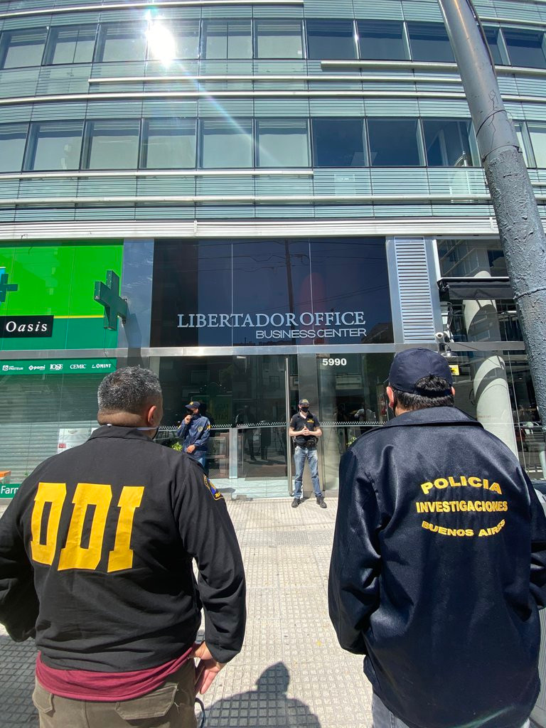 Cảnh sát và cơ quan công tố khám xét phòng khám của Luque (Ảnh: Infobae.com).