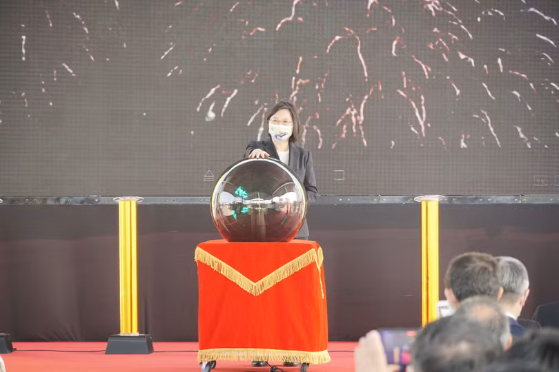 Bà Thái Anh Văn nhấn nút khởi công đóng chiếc tàu ngầm đầu tiên của Đài Loan tại nhà máy đóng tàu Cao Hùng hôm 24/11 (Ảnh: Dwnews).