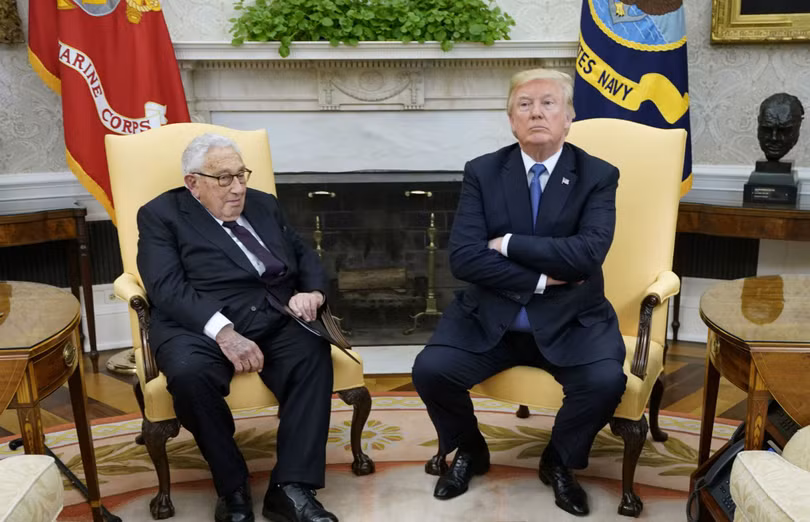 Ông Trump và Kissinger bất đồng trong chính sách với Trung Quốc. Trong ảnh, ông Trump tiếp Kissinger tại Nhà Trắng ngày 10/10/2017 (Ảnh: Reuters).