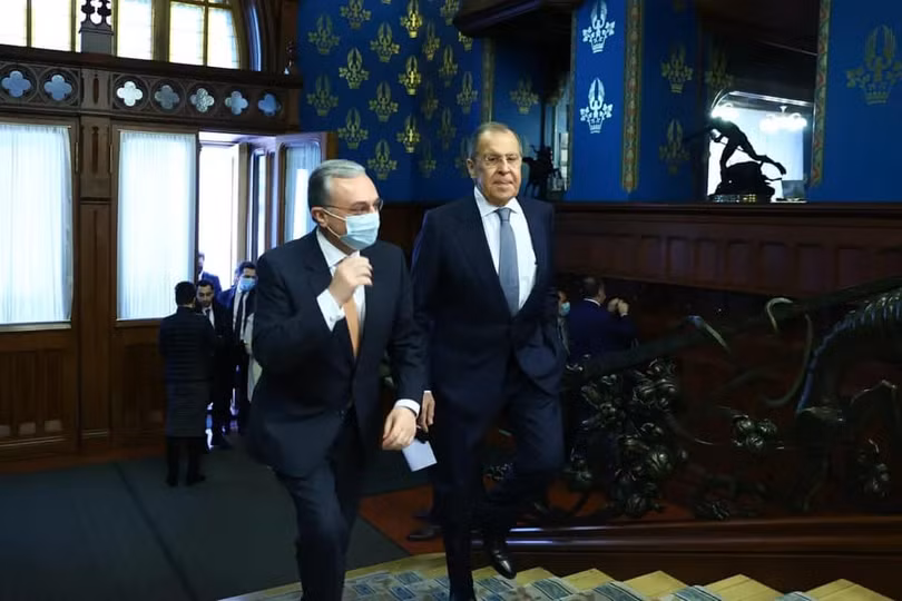 Ngoại trưởng Nga Lavrov (phải) và Ngoại trưởng Armenia Mnatsakanyan (Ảnh: AP). Ngoại trưởng Nga Lavrov (phải) và Ngoại trưởng Armenia Mnatsakanyan (Ảnh: AP).