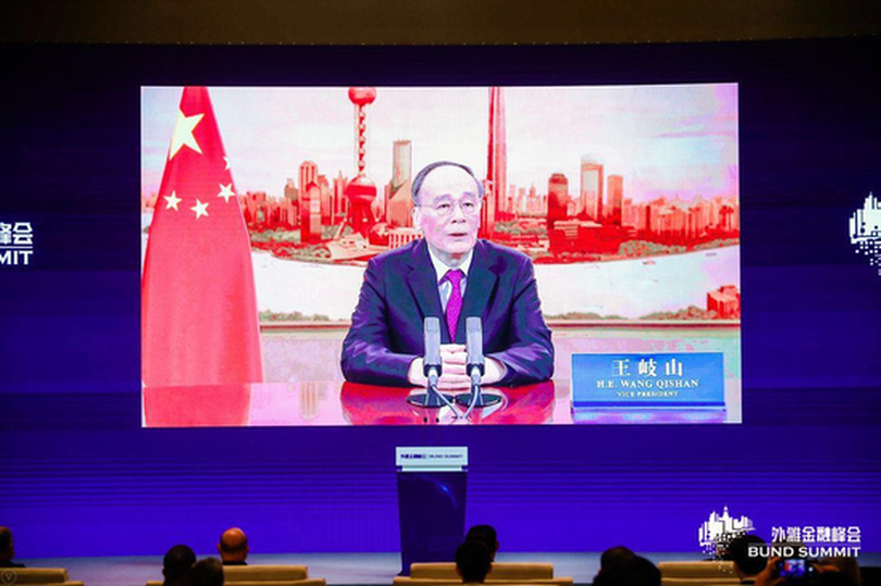 Ông Vương Kỳ Sơn phát biểu qua truyền hình tại Hội nghị thượng đỉnh tài chính Thượng Hải (Ảnh: Dwnews).
