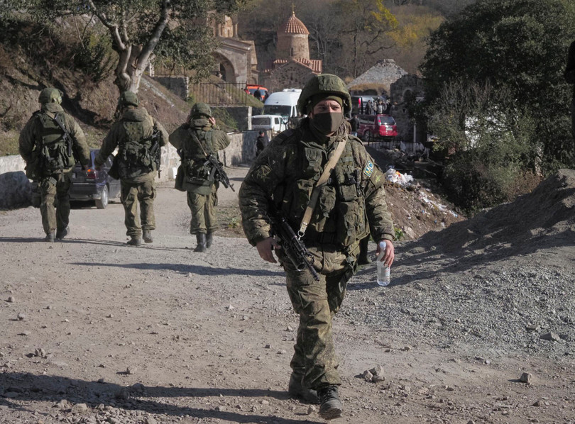 Binh sĩ Nga tuần tra gần Nhà thờ Tông đồ ở Nagorno-Karabakh (Ảnh: AP).