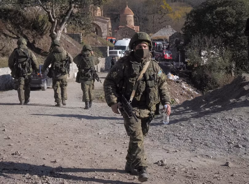 Binh sĩ Nga tuần tra gần Nhà thờ Tông đồ ở Nagorno-Karabakh (Ảnh: AP). Binh sĩ Nga tuần tra gần Nhà thờ Tông đồ ở Nagorno-Karabakh (Ảnh: AP).