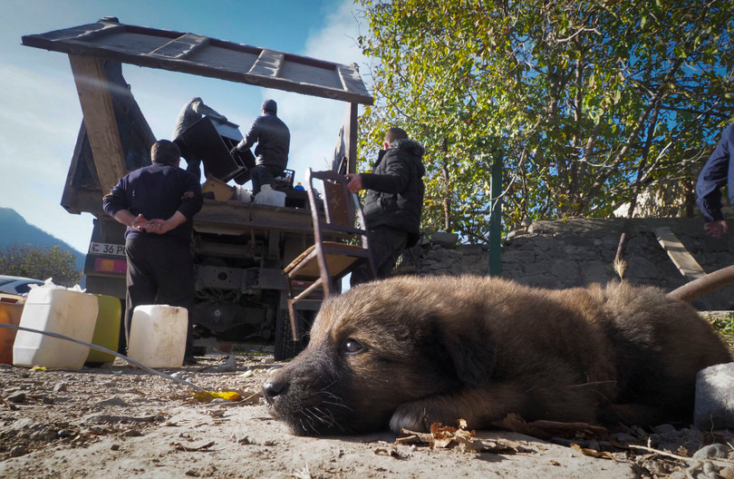 Người Armenia ở Nagorno-Karabakh chất đồ lên xe để di tản sang Armenia (Ảnh: AP).