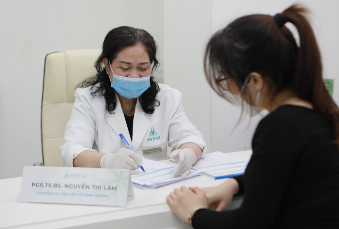 Khách hàng Venesa Việt Nam đang được tư vấn dinh dưỡng cùng PGS.TS.BS Nguyễn Thị Lâm - Nguyên phó Viện trưởng Viện dinh dưỡng quốc gia.