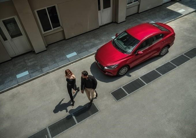 Người dùng bên cạnh Mazda2 mới.