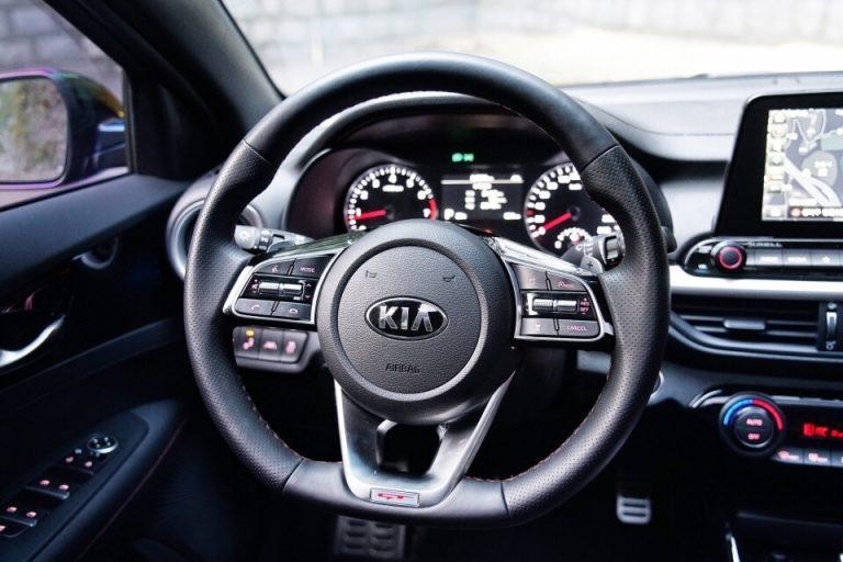 Vô lăng kiểu D-Cut trên phiên bản Kia K3 1.6 Turbo GT Vô lăng kiểu D-Cut trên phiên bản Kia K3 1.6 Turbo GT