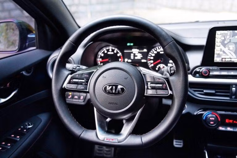 Vô lăng kiểu D-Cut trên phiên bản Kia K3 1.6 Turbo GT Vô lăng kiểu D-Cut trên phiên bản Kia K3 1.6 Turbo GT