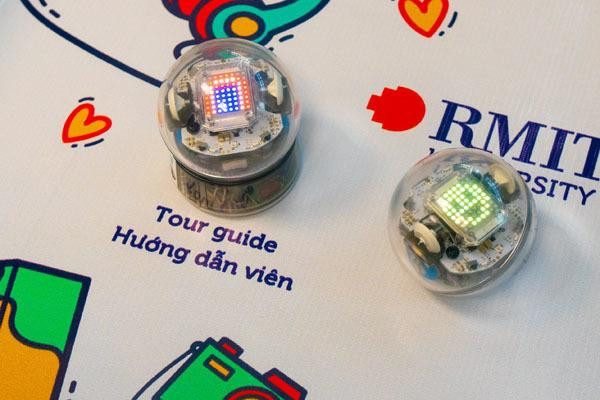 Trọng tâm hoạt động hiện tại của CODE là phân tích, thực tế ảo tăng cường, robot và giáo dục STEM. Trọng tâm hoạt động hiện tại của CODE là phân tích, thực tế ảo tăng cường, robot và giáo dục STEM.