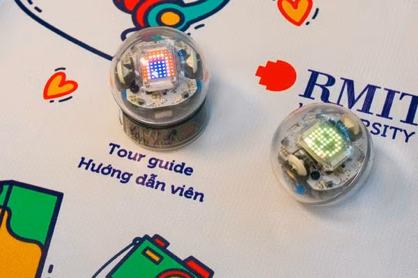 Trọng tâm hoạt động hiện tại của CODE là phân tích, thực tế ảo tăng cường, robot và giáo dục STEM.