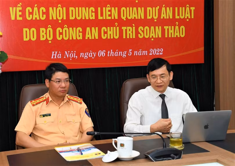 Bộ Công an sẽ sử dụng app VNEID để tiếp nhận video ghi lại cảnh xe vi phạm - Ảnh 1. Đại tá Đỗ Thanh Bình và luật sư Trương Thanh Đức cùng trả lời bạn đọc tại diễn đàn trực tuyến, ngày 6/5. Ảnh: Bộ Công an