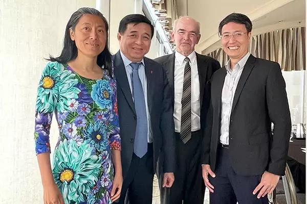 Bộ trưởng Bộ Kế hoạch Đầu tư - Nguyễn Chí Dũng cùng TS Cao Anh Tuấn – đồng sáng lập & CEO Genetica, Giáo sư Dawn Song – nhà sáng lập & Giám đốc Oasis Labs và Dave Strohm – tỷ phú công nghệ kiêm nhà đầu tư mạo hiểm tại Greylock Partners. Bộ trưởng Bộ Kế hoạch Đầu tư - Nguyễn Chí Dũng cùng TS Cao Anh Tuấn – đồng sáng lập & CEO Genetica, Giáo sư Dawn Song – nhà sáng lập & Giám đốc Oasis Labs và Dave Strohm – tỷ phú công nghệ kiêm nhà đầu tư mạo hiểm tại Greylock Partners.