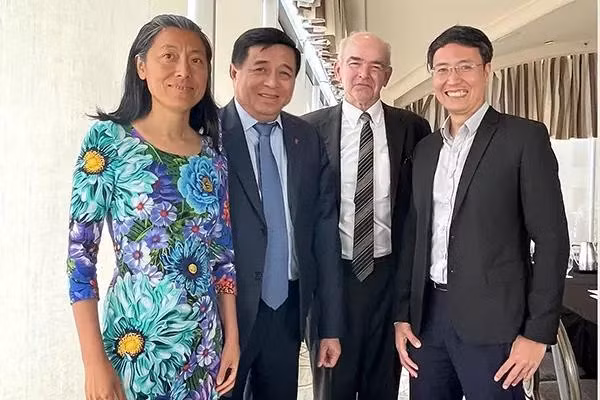 Bộ trưởng Bộ Kế hoạch Đầu tư - Nguyễn Chí Dũng cùng TS Cao Anh Tuấn – đồng sáng lập &amp; CEO Genetica, Giáo sư Dawn Song – nhà sáng lập &amp; Giám đốc Oasis Labs và Dave Strohm – tỷ phú công nghệ kiêm nhà đầu tư mạo hiểm tại Greylock Partners.