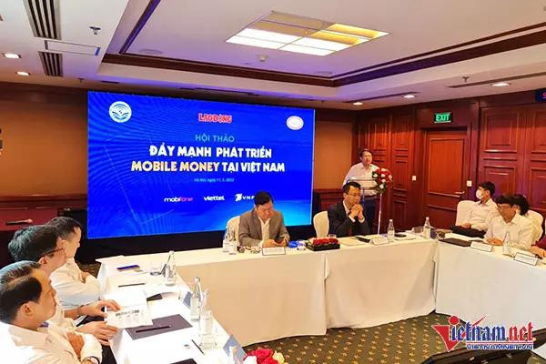 Ông Nguyễn Văn Tấn, Phó Tổng giám đốc Tổng công ty Dịch vụ Viễn thông VinaPhone chia sẻ về thực tế triển khai Mobile Money tại Việt Nam. Ảnh: Trọng Đạt