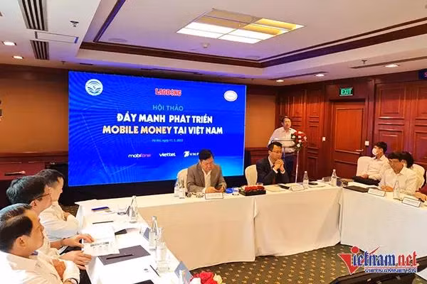 Ông Nguyễn Văn Tấn, Phó Tổng giám đốc Tổng công ty Dịch vụ Viễn thông VinaPhone chia sẻ về thực tế triển khai Mobile Money tại Việt Nam. Ảnh: Trọng Đạt