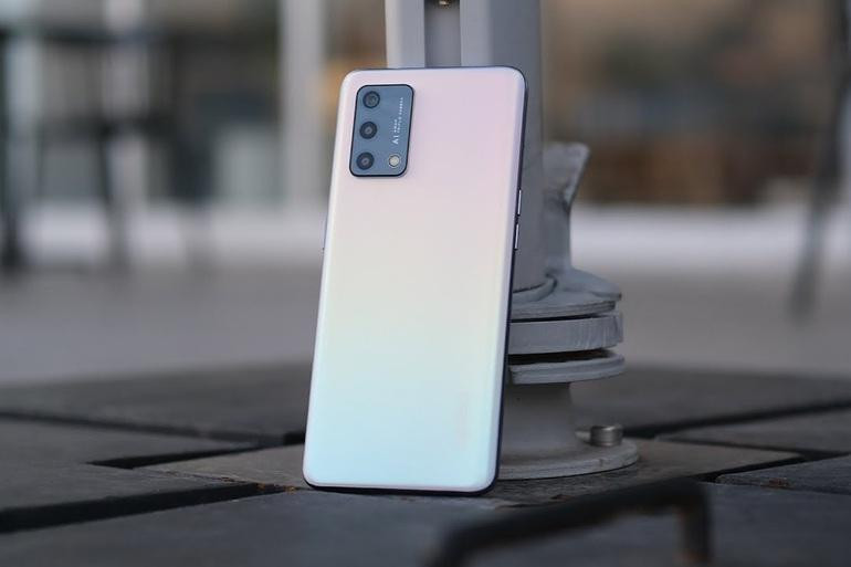 Phần mặt lưng của Oppo A95 có thể thay đổi màu sắc tùy theo góc nhìn (Ảnh: TechDroid). Phần mặt lưng của Oppo A95 có thể thay đổi màu sắc tùy theo góc nhìn (Ảnh: TechDroid).