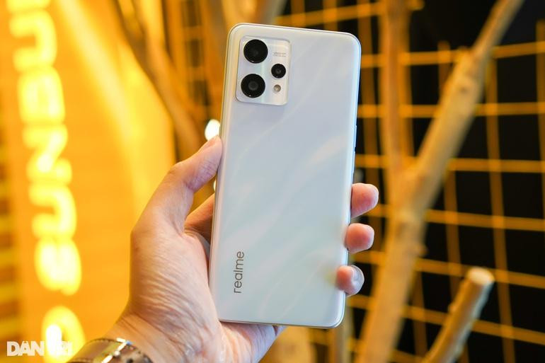 Realme 9 là smartphone đầu tiên trên thế giới được trang bị cảm biến Samsung ISOCELL HM6 độ phân giải 108 MP (Ảnh: Thế Anh). Realme 9 là smartphone đầu tiên trên thế giới được trang bị cảm biến Samsung ISOCELL HM6 độ phân giải 108 MP (Ảnh: Thế Anh).