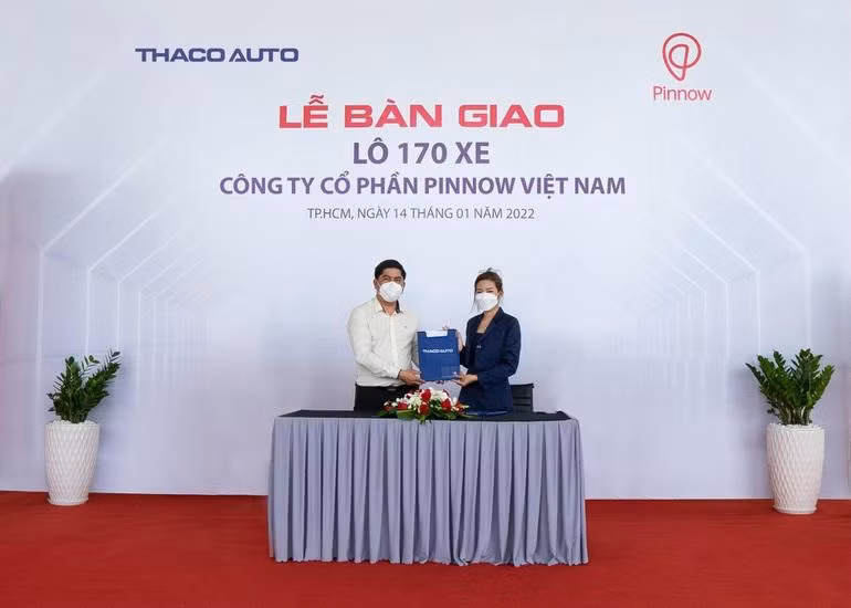 Đại diện Thaco Auto và Công ty Pinnow Việt Nam ký kết bàn giao lô 170 xe.
