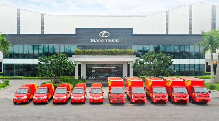 Lô xe Thaco Towner Van và Kia Frontier K200 tại nhà máy Thaco Tải trước giờ bàn giao cho khách hàng.