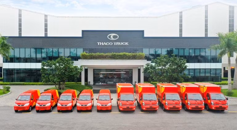 Lô xe Thaco Towner Van và Kia Frontier K200 tại nhà máy Thaco Tải trước giờ bàn giao cho khách hàng.