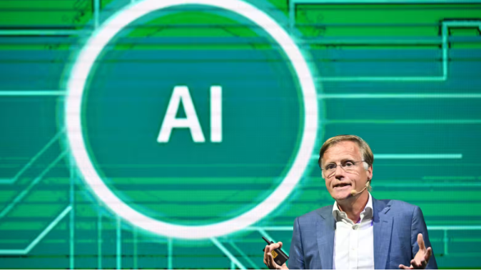 Tổng giám đốc điều hành Infineon, Jochen Hanebeck, phát biểu tại Semicon Đài Loan 2025. Ảnh: Reuters.