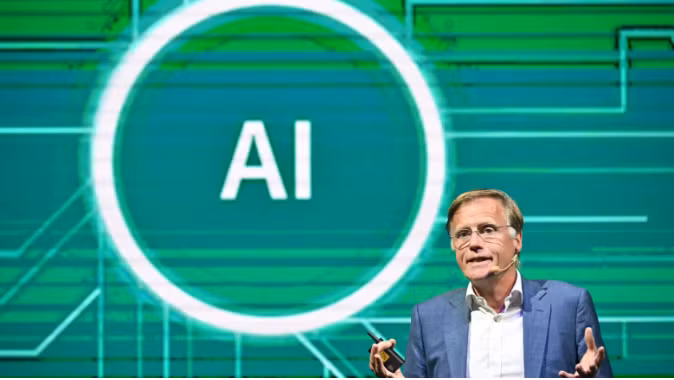 Tổng giám đốc điều hành Infineon, Jochen Hanebeck, phát biểu tại Semicon Đài Loan 2025. Ảnh: Reuters.