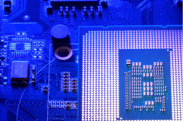 Donald Trump tiếp tục cân nhắc áp thuế đối với chất bán dẫn. Ảnh: Reuters.