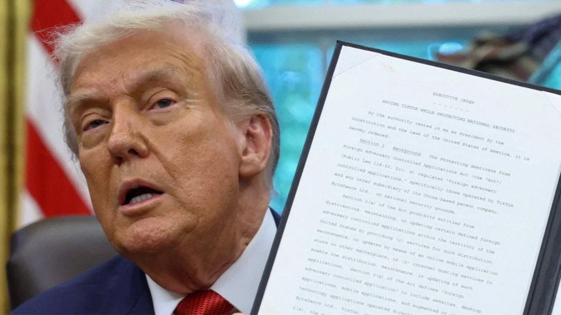 Tổng thống Donald Trump trình một sắc lệnh hành pháp đã ký về một thỏa thuận sẽ thoái vốn hoạt động của TikTok tại Mỹ khỏi chủ sở hữu. Ảnh: Reuters.
