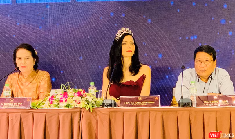 Hoa hậu Hoàn vũ thế giới 2005 Natalie Glebova dự họp báo 