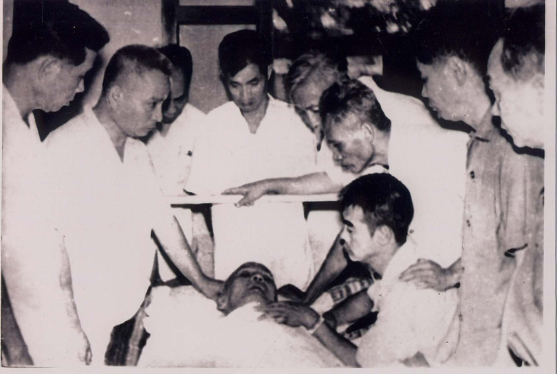 Các đồng chí trong Bộ Chính trị bên giường bệnh của Hồ Chủ tịch 