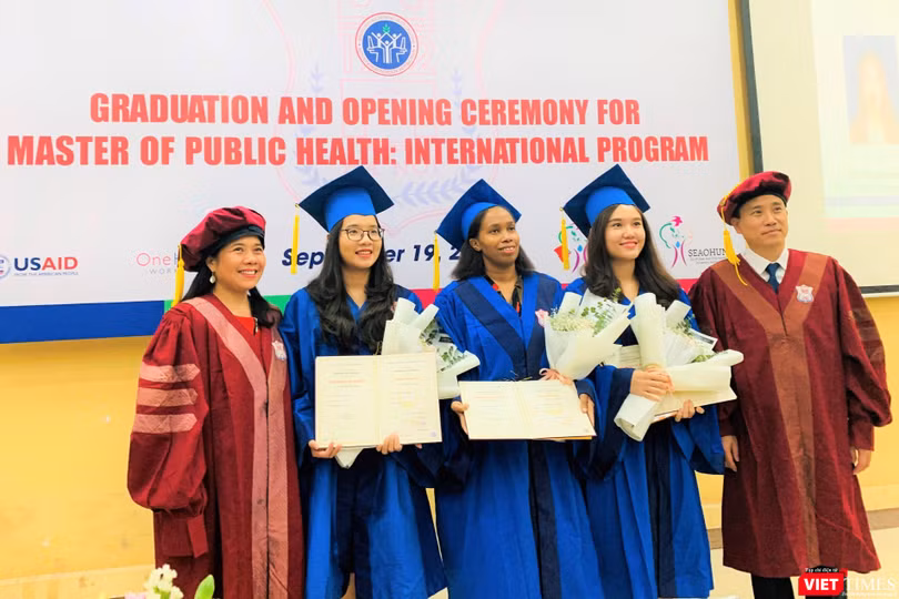 PGS.TS. Đoàn Quốc Hưng – Phó Hiệu trưởng Trường ĐHYHN và GS.TS. Lê Thị Hương – Viện trưởng Viện Đào tạo YHDP và YTCC trao Bằng tốt nghiệp cho 3 học viên xuất sắc nhất khóa